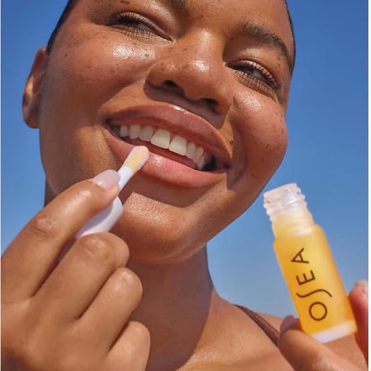 Hyaluronic Lip Oil Booster – Clean Beauty Lip Oil for Plump, Glossy, Hydrated Lips – Nourishing Seaweed & Meadowfoam Oil – Vegan, Non-Sticky, High-Shine Finish